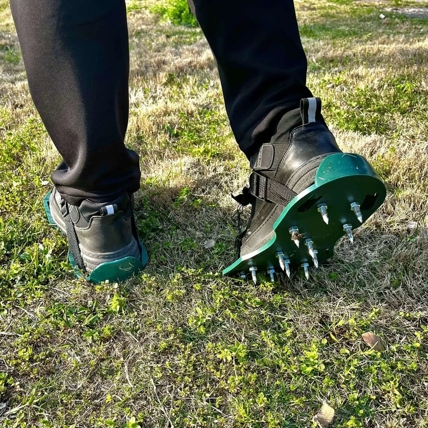 Sandales Aérateur de Pelouse — Pointes Galvanisées 4,2 cm | Vert ou Noir